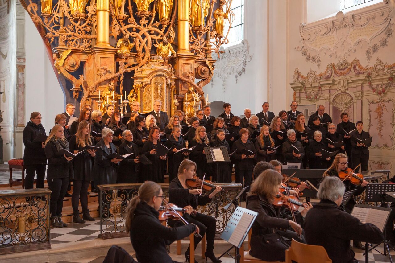 Der Chorkreis St. Quirinus mit Orchester